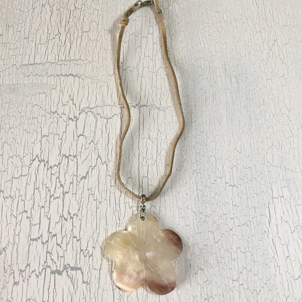 Handmade Flower Shell Choker - Picture 2 of 6